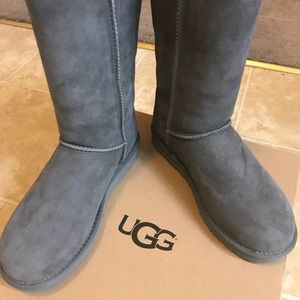 Brand NEW Ugg Boots 👢 women’s 8 tall grey